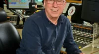 Radio 2 has seen a drop in 580,000 weekly listeners as BBC bosses revamp the schedule with new younger DJs