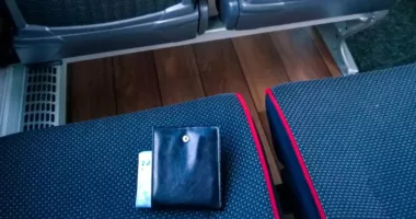 Man says he watched AirTag travel to 35 cities after airline unable to find lost wallet