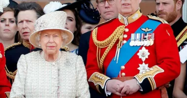 The Queen suggested that Prince Andrew devote himself to charitable work as a ¿route back to public life,¿ sources have revealed