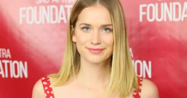 Elizabeth Lail Bio, Age, YOU, Movies, Husband, Height, Once Upon A Time, TV Shows, Net Worth