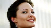 Angelina Jolie posing at the premiere for 'Tomb Raider: Cradle of Life'.