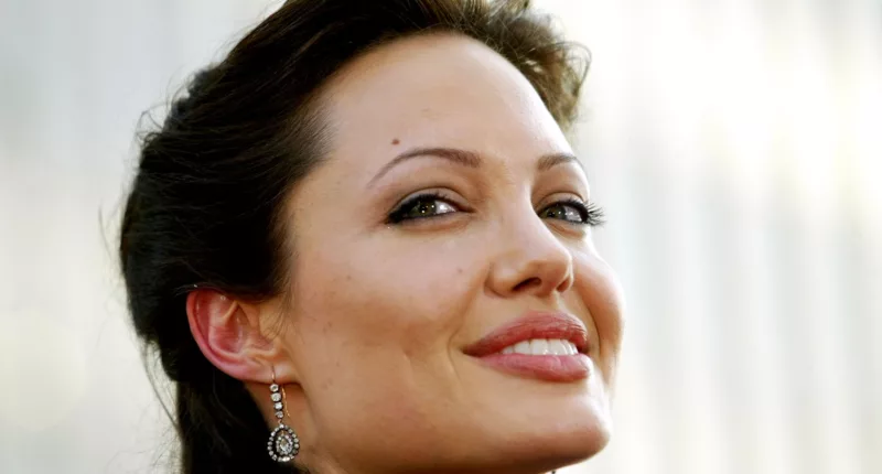 Angelina Jolie posing at the premiere for 'Tomb Raider: Cradle of Life'.