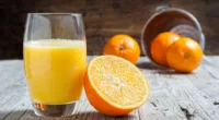 Orange juice with fresh oranges