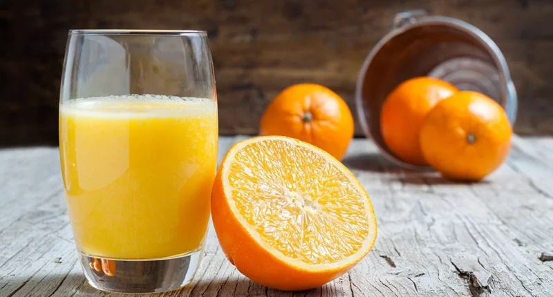 Orange juice with fresh oranges