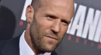 Jason Statham posing in a suit at the premiere of 'Mechanic: Resurrection'.
