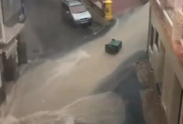 Flash flooding led to several wheelie bins being swept down a street in a torrent of water in the Murcian town of Moratalla