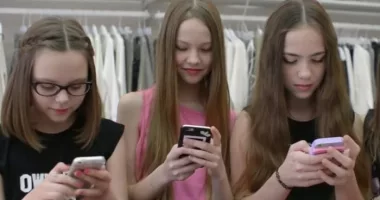 Average teen gets more than 230 notifications on their cell phone each day, study finds
