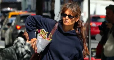 Katie Holmes Looks Unrecognizable In Baggy Outfit As Child Support Payments From Tom Cruise Are About To Stop