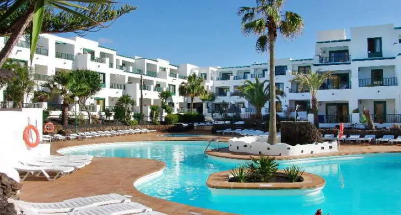 A teen has died after falling from a hotel balcony in Lanzarote