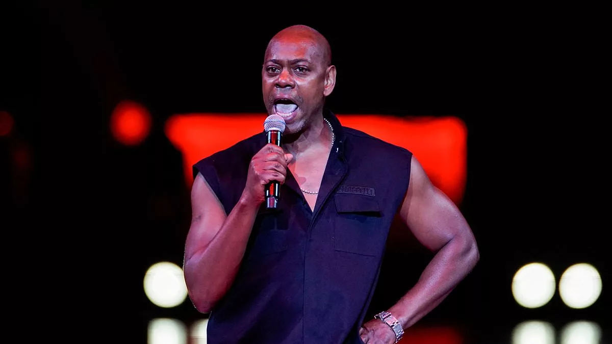 Dave Chappelle criticizes Israel's bombing and triggers show walkout