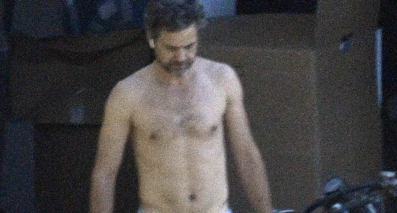 EXCLUSIVE: Newly single Joshua Jackson goes SHIRTLESS