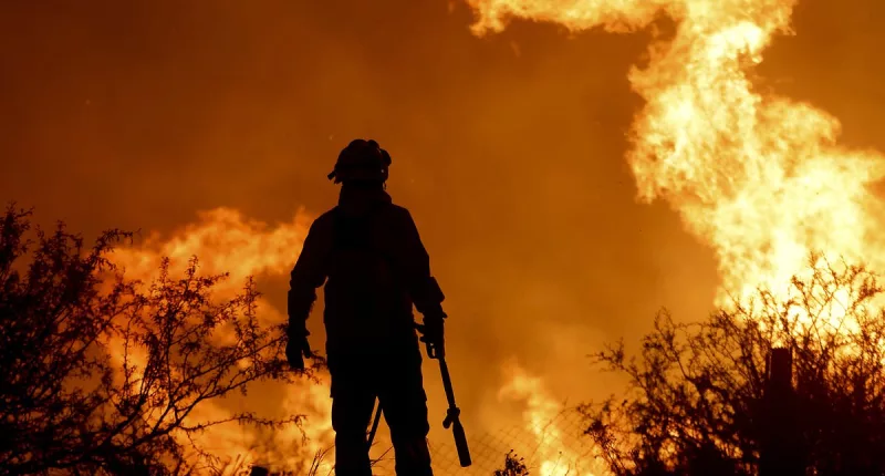 Flames surround Argentinian city as residents are evacuated