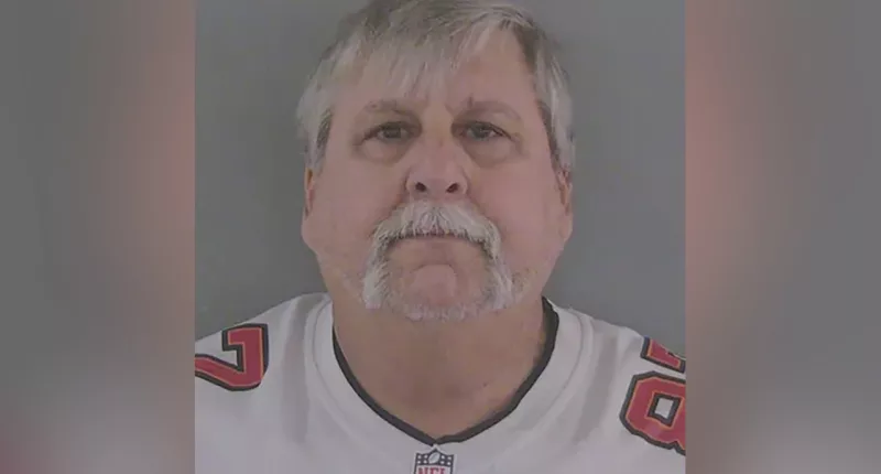 Florida man impersonated police while wearing Buccaneers jersey and flashing red, blue lights: authorities