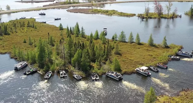Incredible footage shows boats pushing a FLOATING ISLAND around a lake