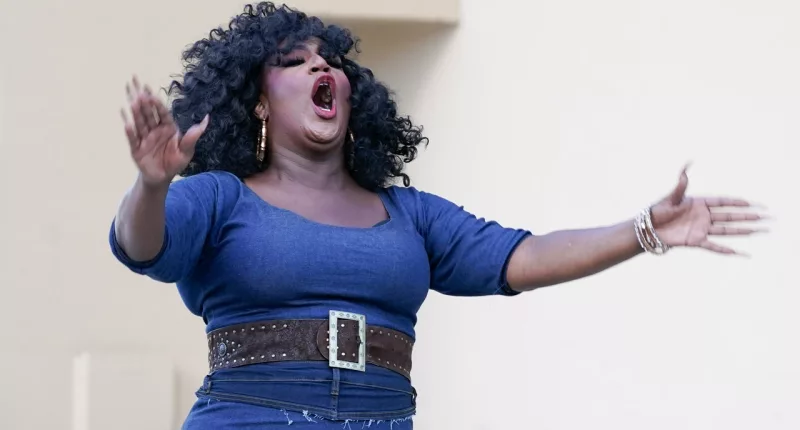 Judge temporarily blocks Tennessee city ordinance banning drag shows on public property