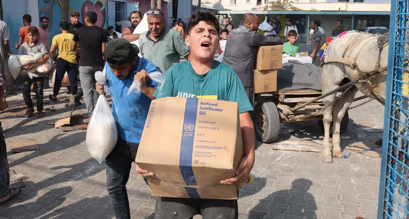 Mobs of desperate Palestinians break into UN warehouses