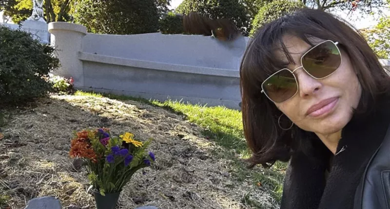 Robert De Niro's daughter visits grave of son after overdose at 19