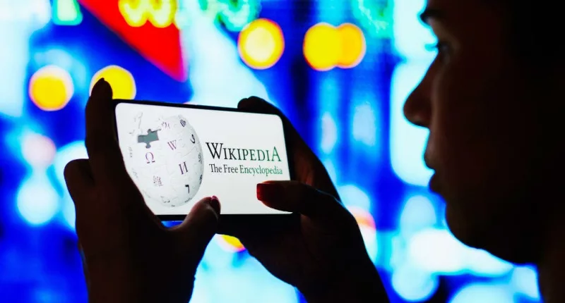 Robots could create a more reliable Wikipedia: study