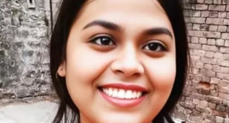 Kirti Singh, 19, has died after being pulled from a moving rickshaw by muggers