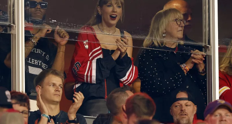 Taylor Swift 'doesn't want to be a distraction' for Travis Kelce