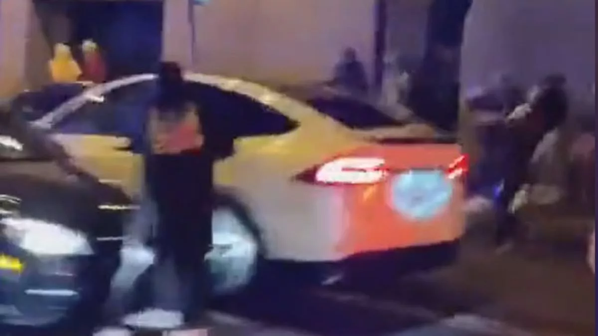 Tesla driver in Chicago forced to drive in crowd after it was attacked