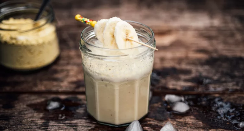 This Simple Banana and Almond Butter ‘Cinnamon Roll Smoothie’ Is So Good for Your Gut