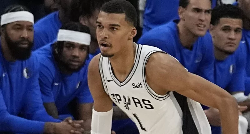 Victor Wembanyama stutters with foul trouble in NBA debut
