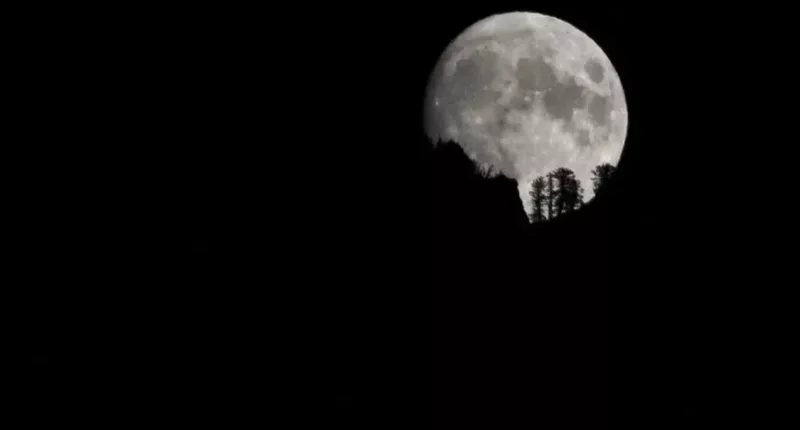 Can you prove the moon is a mind-melting illusion in just 10 seconds using your finger?