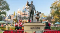Disneyland light pole falls because of high winds, injures guests