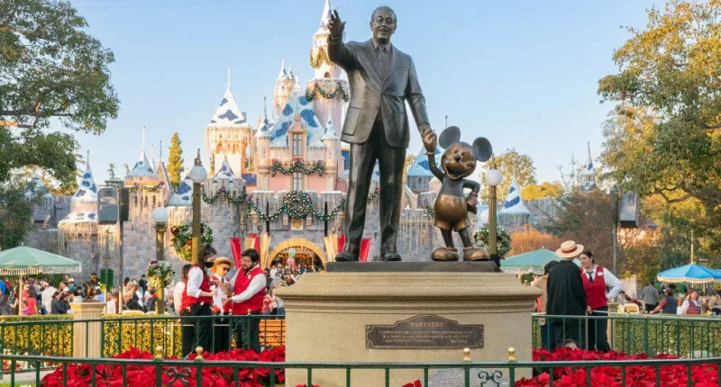 Disneyland light pole falls because of high winds, injures guests