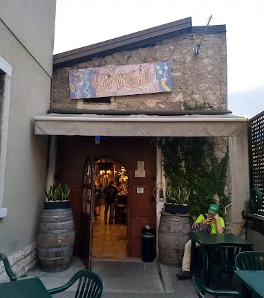 A drinker who did a dine and dash at the Simposio Bar in Trente has apologised years later