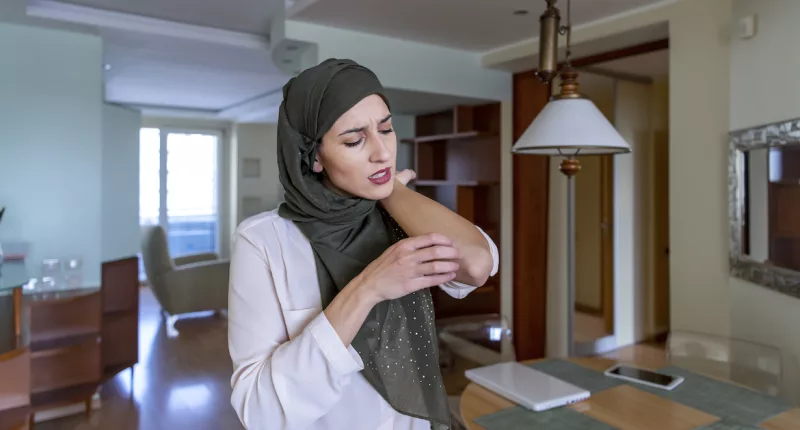 Here’s How To Tell Whether It’s Psoriasis or Eczema Causing Your Dry, Itchy Skin