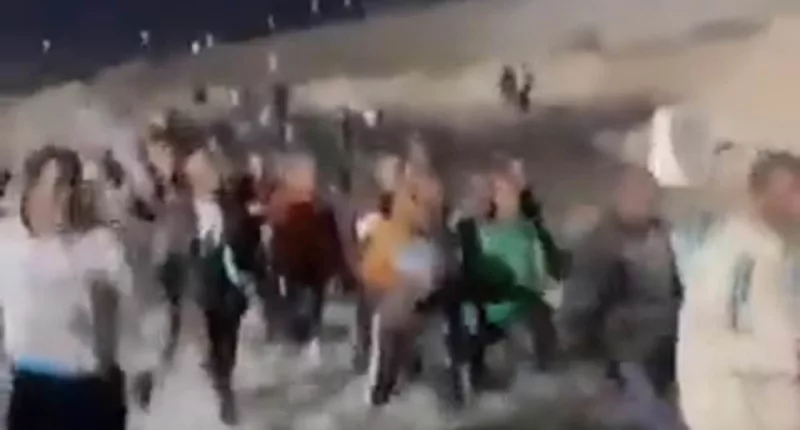Huge stampede of migrants crosses into US through Tijuana River