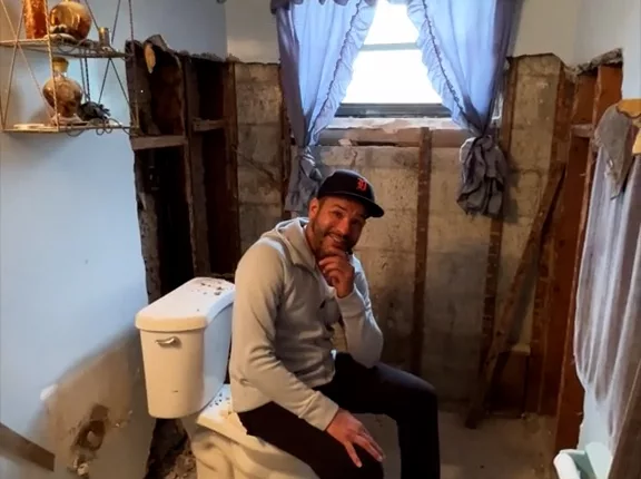 Landlord Gustavo Pineiro (@gustavo.pineiro) says his tenants trashed his house — but users on social media are not so sure