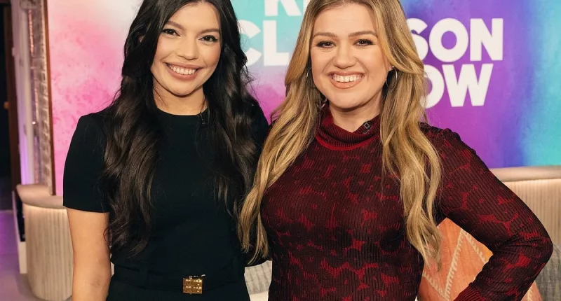 Kelly Clarkson, 41, is slim in a Christmas red skintight dress