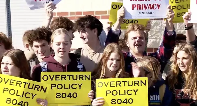 Loudon County high schoolers walk out of class over trans bathrooms