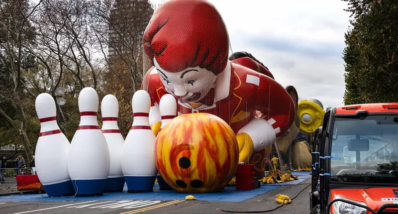 Macy's Thanksgiving parade gets underway as NYC bursts into life