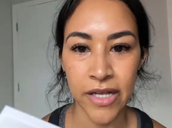 A woman named Sammy shared a letter she received from her HOA, accusing her of a violation