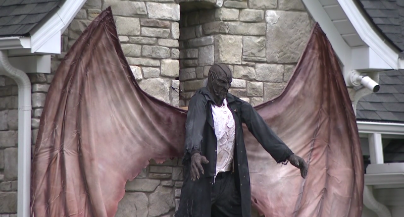 NFL player brings 'Jeepers Creepers' to life in Halloween display