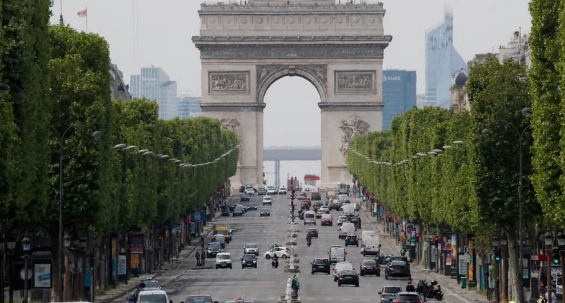 Paris voters weigh SUV parking fee hike as mayor pursues latest anti-car crackdown
