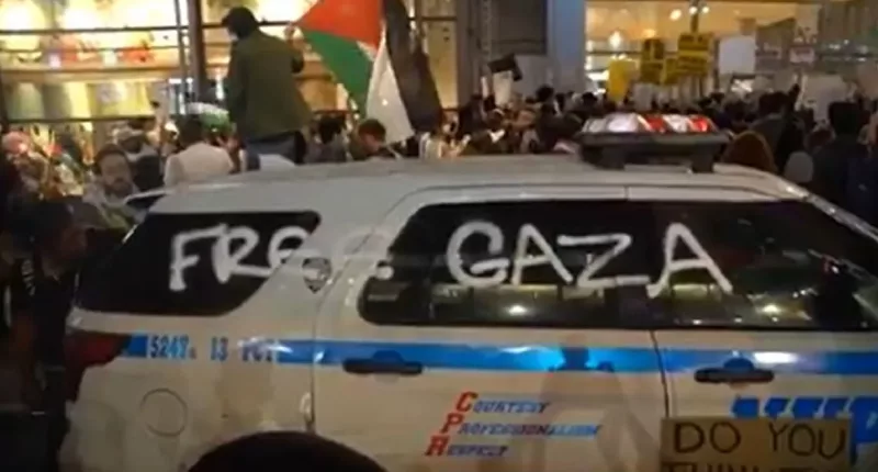 Pro-Palestinian rioters vandalize NYPD cruiser during anti-Israel protests