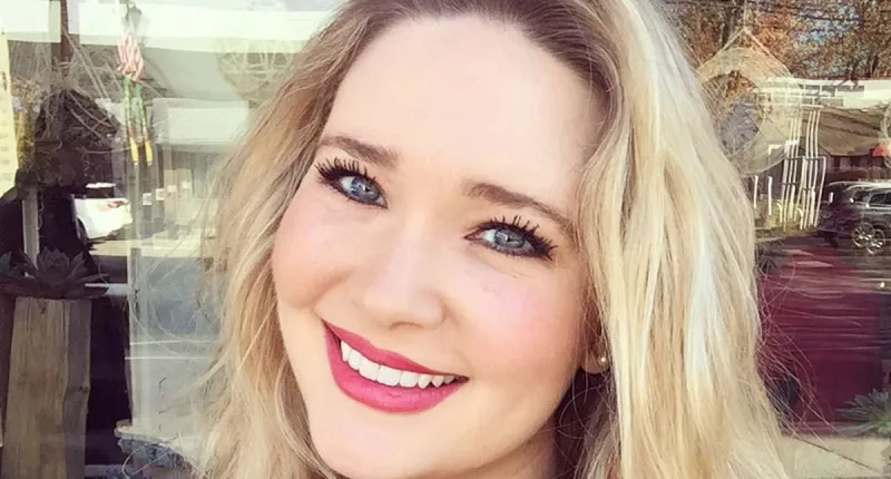 Schools board bans Sarah J Maas book over complaints about sex scenes