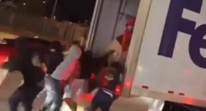 Shocking moment a mob looted a FedEx truck stopped at red light