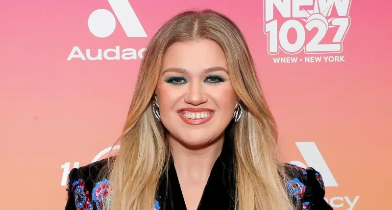 Why Taylor Swift Sent Kelly Clarkson Flowers After ‘1989’ Rerecording