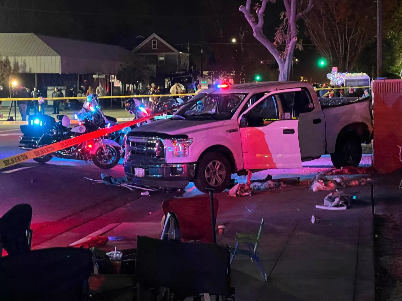 3 injured after driver plows into Calif. Christmas parade crowd