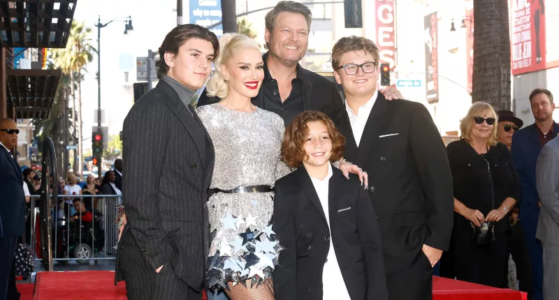 Gwen Stefani and Blake Shelton posing with her 3 kids for the Hollywood Walk of Fame ceremony