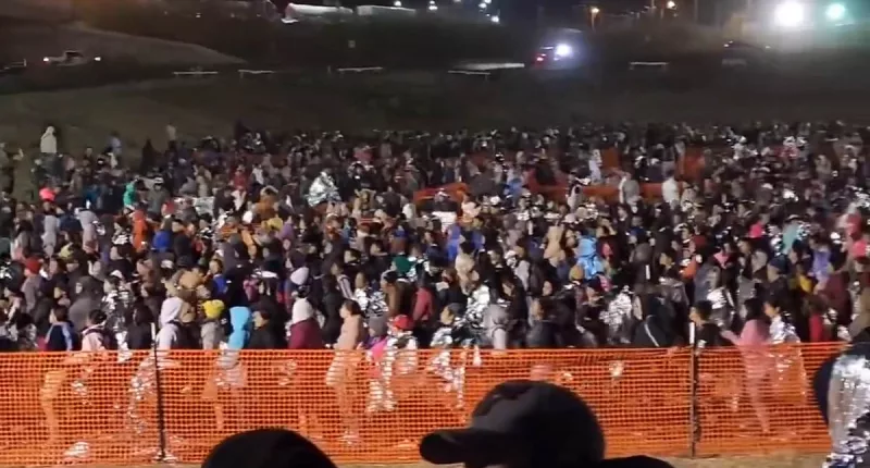 Christmas chaos as THOUSANDS more migrants cross US border