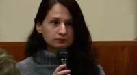 Gypsy Rose Blanchard holds a microphone in court.