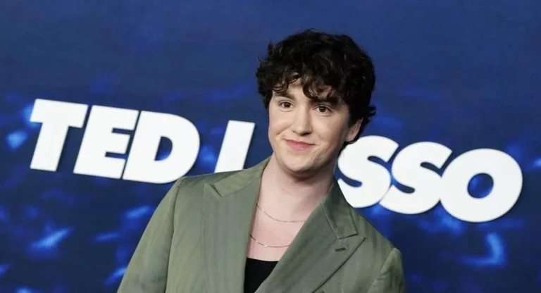 Is Charlie Hiscock Gay Or Does He Have A Girlfriend