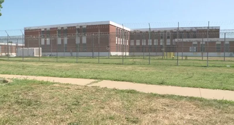 Trio sneaks into abandoned St. Louis penitentiary, gets trapped in cell